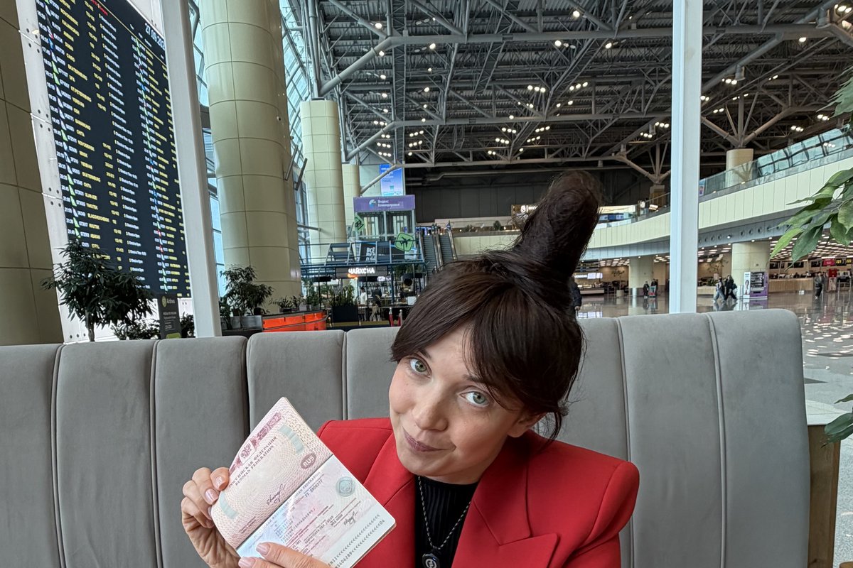 Как сэкономить в путешествии на билетах — Екатерина Сиделина с паспортом в аэропорту