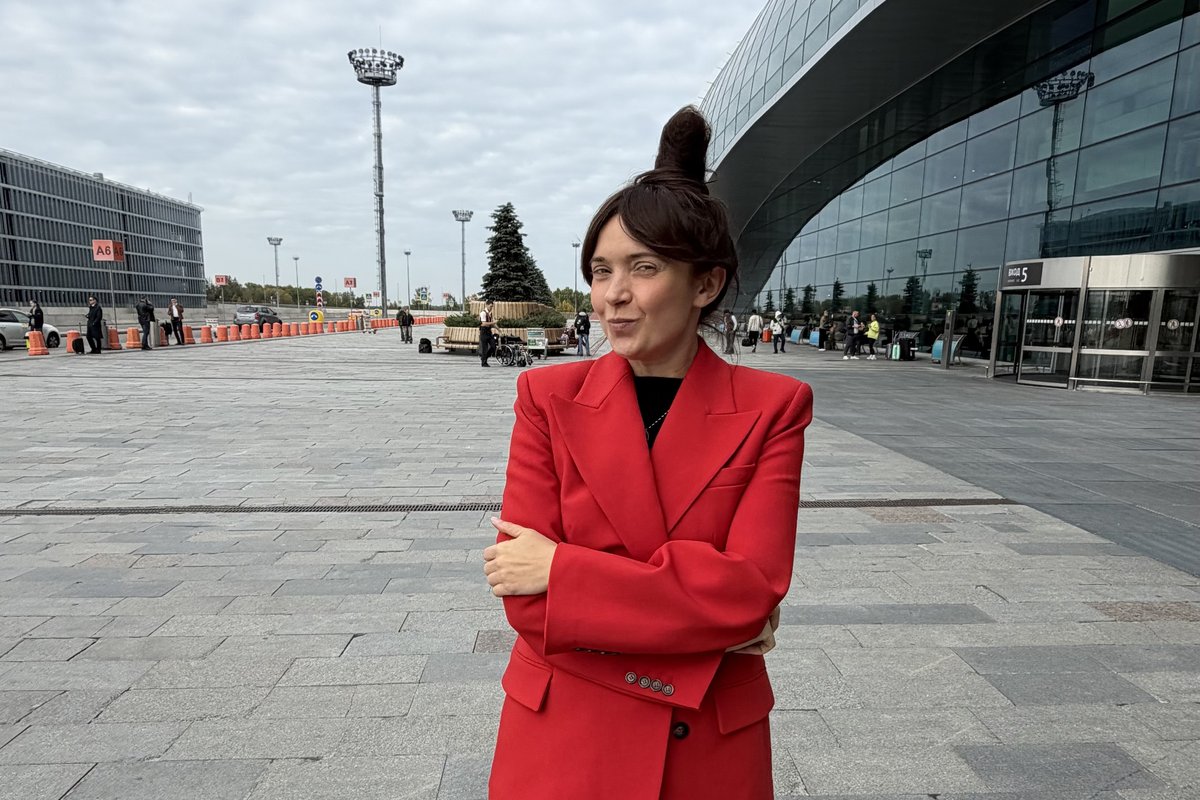 Как не переплачивать за воду в аэропорту — Екатерина Сиделина у терминала перед вылетом